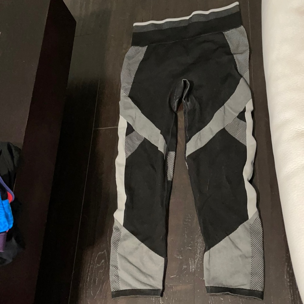 PINK Victoria’s Secret Cool and Comfy Leggings - XL - Gray and Black - Seamless